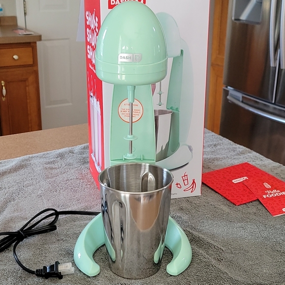 Dash Retro Milkshake Maker!!! - Picture 8 of 11